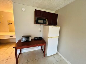 7900 S Orange Blossom Trail in Orlando, FL - Foto de edificio - Building Photo