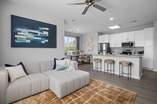 Shoreline Flats Apartments in Holland, MI - Building Photo