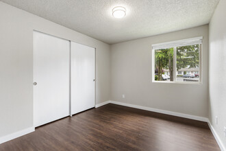 Woodridge Apartments in Edmonds, WA - Building Photo - Building Photo