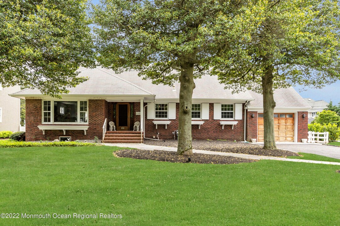 208 Trenton Blvd in Sea Girt, NJ - Foto de edificio
