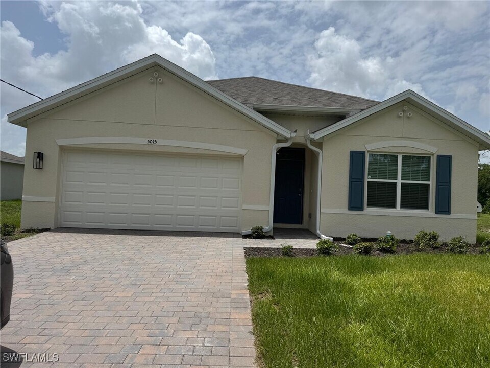 5015 Montrose Ln in La Belle, FL - Building Photo