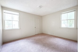 Park Manor in Pomona, CA - Building Photo - Interior Photo