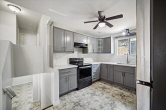 10 Leggett Cres in Hamilton, ON - Building Photo - Building Photo