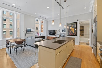 421 Chestnut St, Unit 404 in Philadelphia, PA - Building Photo - Building Photo
