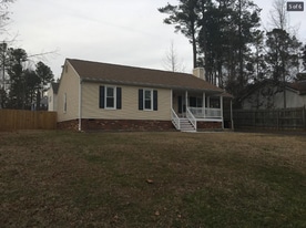 4004 Mariposa Dr in South Chesterfield, VA - Building Photo