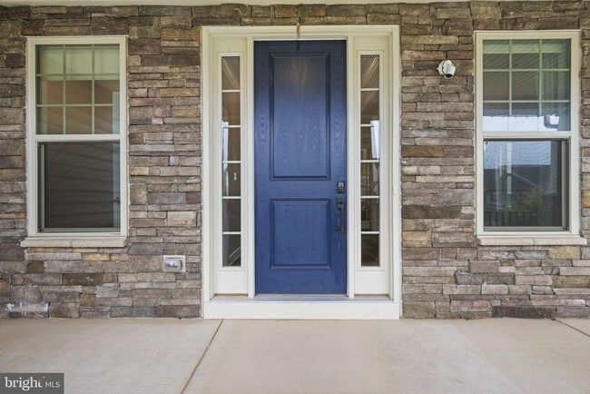 property at 7147 Starmount Ct