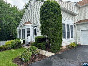 61 Thistle Dr in Paramus, NJ - Building Photo - Building Photo