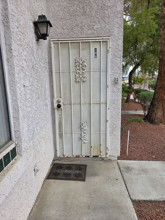 2441 Old Forge Ln in Las Vegas, NV - Building Photo