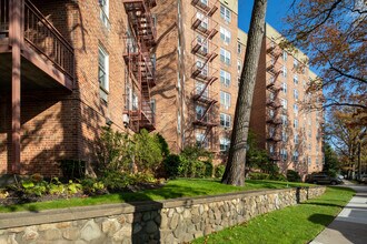 Wellesley Gardens in Little Neck, NY - Building Photo - Building Photo