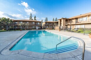 Los Olivos Apartments in Whittier, CA - Building Photo