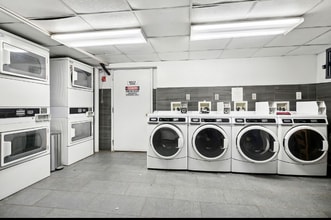 65 W 70th St in New York, NY - Foto de edificio - Building Photo