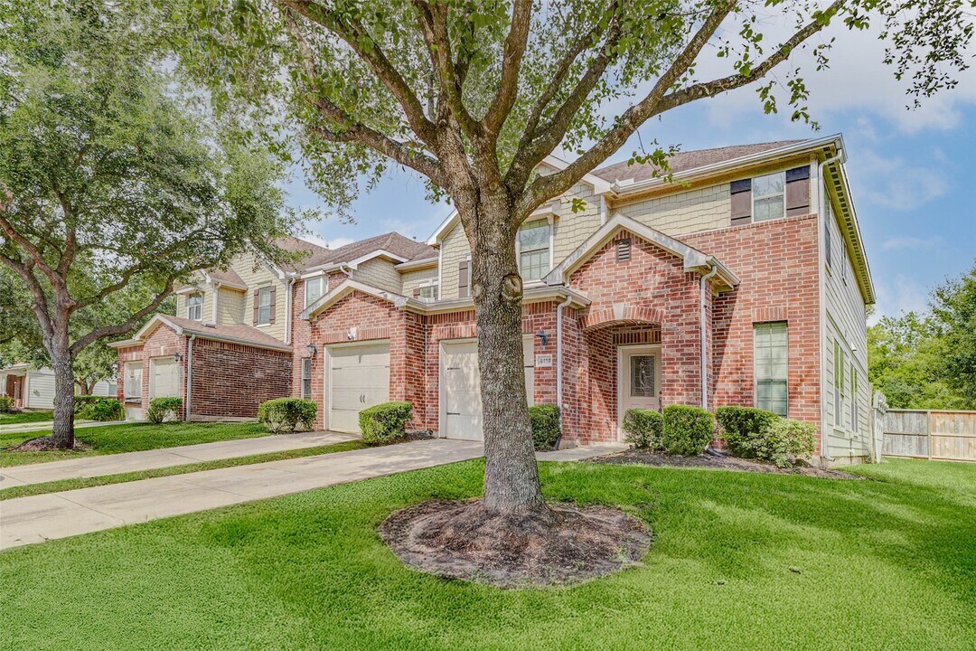 8115 Barnes Ridge Ln in Houston, TX - Building Photo