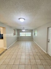 8519 Sunbeam Ln in Tampa, FL - Building Photo - Building Photo