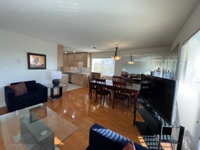 1061 Park Ave, Unit 215 in Long Beach, CA - Building Photo - Building Photo