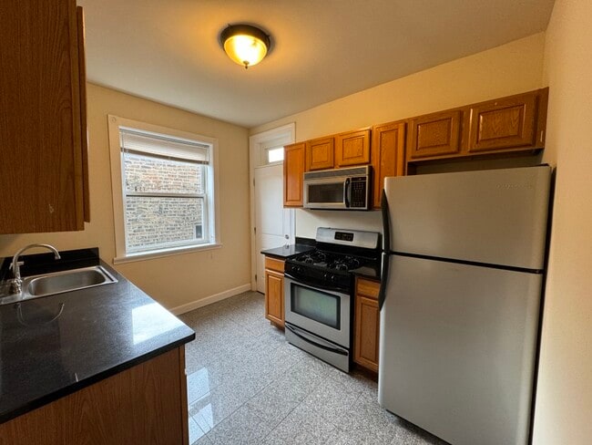 2440 N Hamlin Ave, Unit 2B in Chicago, IL - Foto de edificio - Building Photo