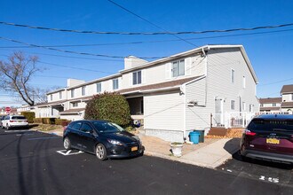 1189 Richmond Ave in Staten Island, NY - Foto de edificio - Building Photo