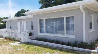 1820 Redbank Rd in North Palm Beach, FL - Building Photo