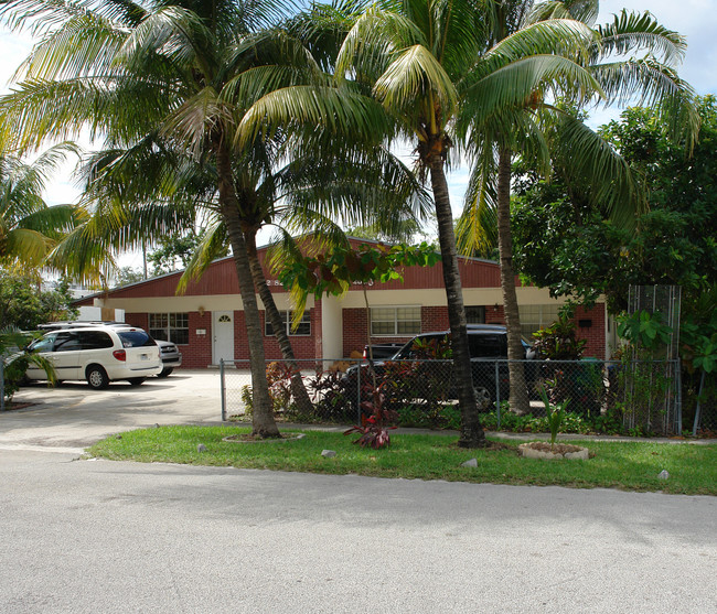 2580 NE 191st St in Miami, FL - Building Photo - Building Photo