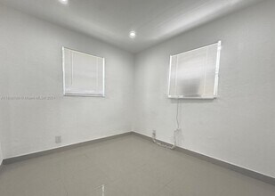 313 Phippen Waiters Rd-Unit -2 in Dania Beach, FL - Building Photo - Building Photo