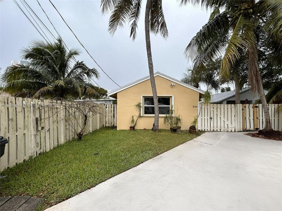 1644 Jackson St in Hollywood, FL - Building Photo