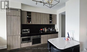 101 Erskine Ave in Toronto, ON - Building Photo - Building Photo