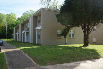 Oaks Apartments in Sylacauga, AL - Building Photo - Building Photo