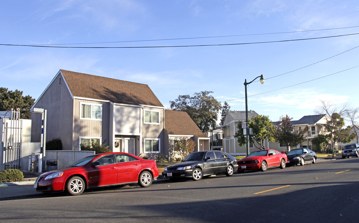 Rosefield Village in Alameda, CA - Foto de edificio