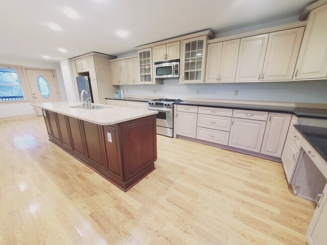 23 Madison Pl, Unit 1 in Stamford, CT - Building Photo - Building Photo