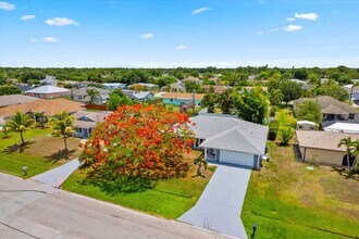 1991 SW Gemini Ln in Port St. Lucie, FL - Foto de edificio - Building Photo