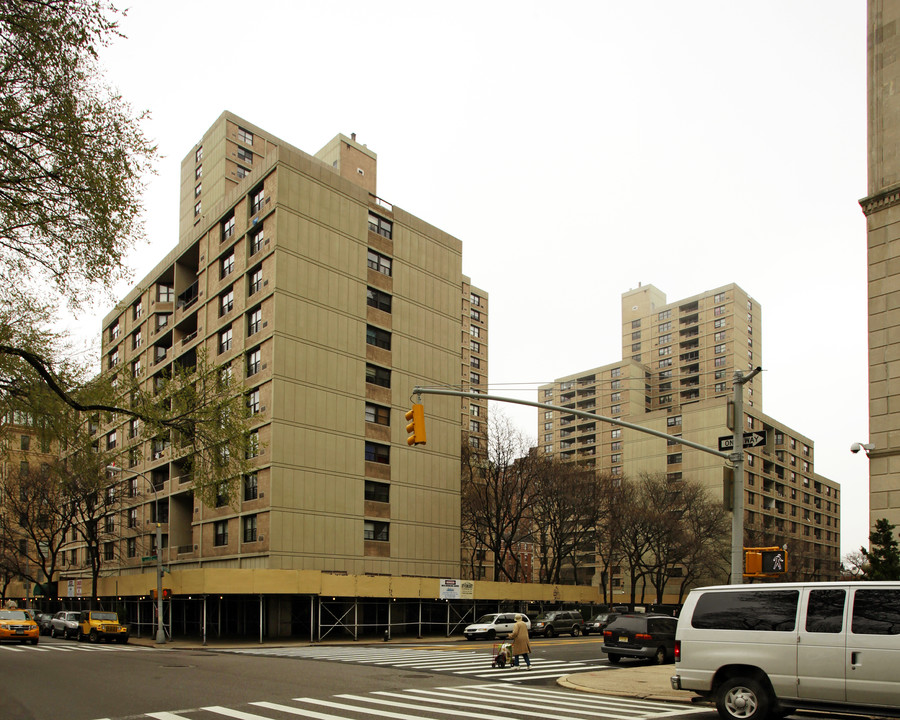 Lakeview Apartments in New York, NY - Foto de edificio