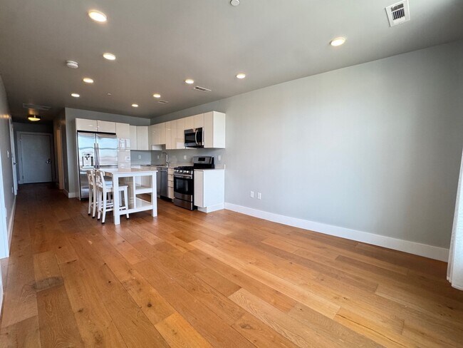 250 Meridian St, Unit 204 in Boston, MA - Foto de edificio - Building Photo