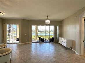 1326 Emerald Dunes Dr in Sun City Center, FL - Foto de edificio - Building Photo