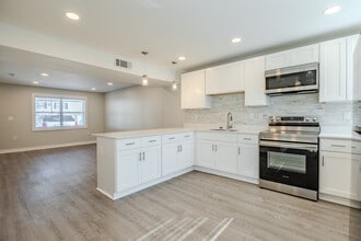Crystal Gardens in Atlanta, GA - Building Photo - Interior Photo