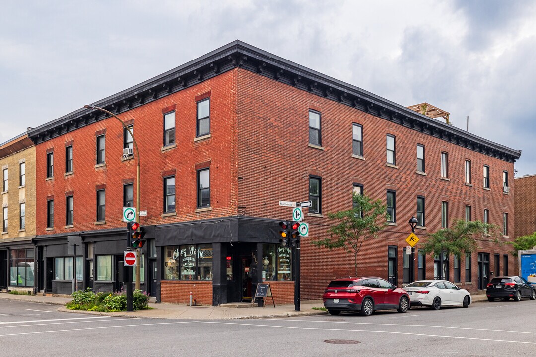 2523-2533 Sainte-Catherine Rue E in Montréal, QC - Building Photo