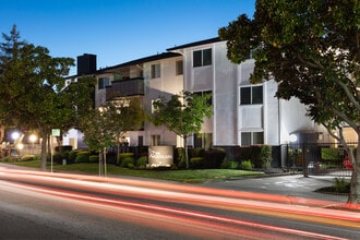 Woodlark in Hayward, CA - Foto de edificio - Building Photo