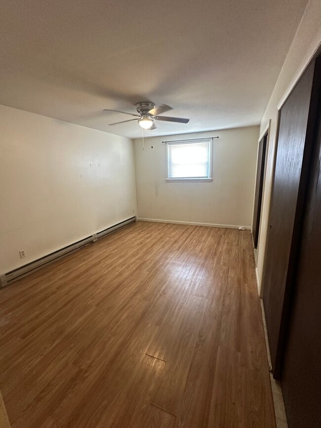 327 M St, Unit 2 in Edwardsville, IL - Foto de edificio - Building Photo