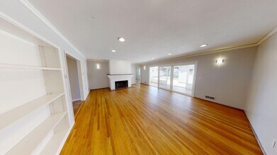 5640 Dorothy Way in San Diego, CA - Foto de edificio - Building Photo