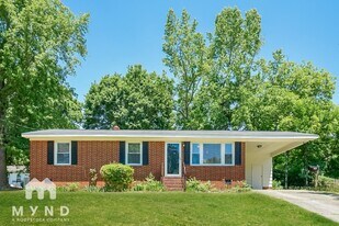706 Pond St in Clayton, NC - Building Photo