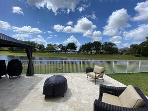 325 Berenger Walk in Royal Palm Beach, FL - Building Photo - Building Photo