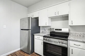 704 W Oak St in Rogers, AR - Building Photo - Building Photo