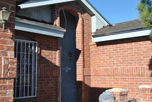 321 Arisano Dr in El Paso, TX - Foto de edificio - Building Photo