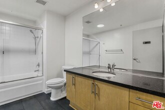 330 W 11th St in Los Angeles, CA - Building Photo - Building Photo