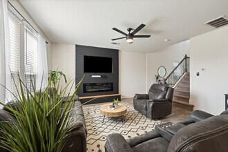 328 Thornless Cir in Buda, TX - Foto de edificio - Building Photo