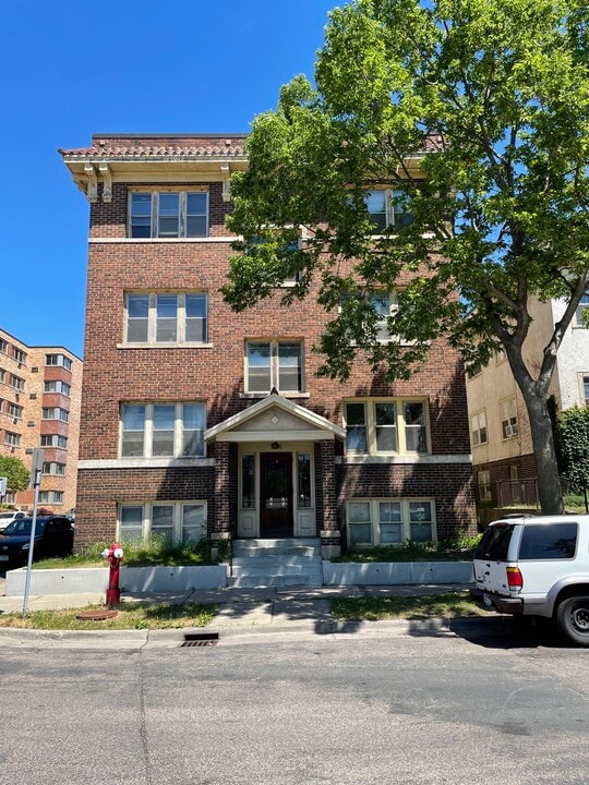 Knox and Lagoon Apartments in Minneapolis, MN - Foto de edificio