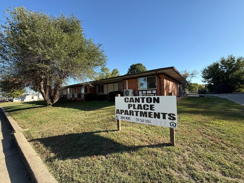 500 S 3rd Ave in Canton, IL - Building Photo