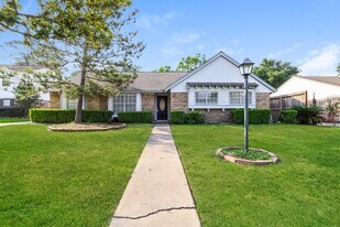 222 Magic Oaks Dr in Spring, TX - Building Photo