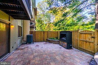 2246 White Cornus Ln in Reston, VA - Foto de edificio - Building Photo