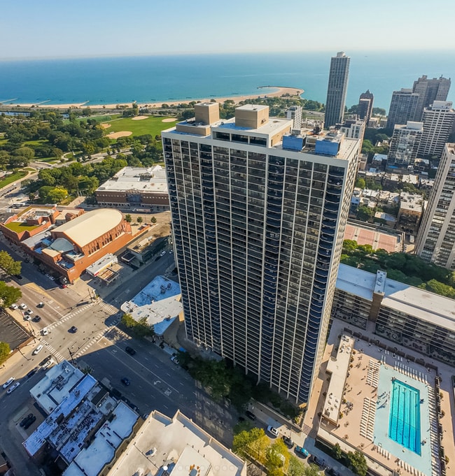 1560 N Sandburg Terrace in Chicago, IL - Building Photo - Building Photo