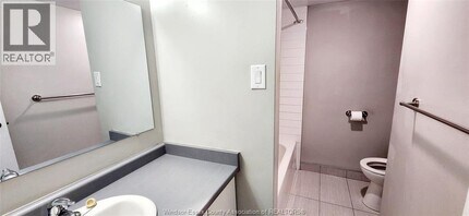 3905 Riverside Dr E in Windsor, ON - Building Photo - Building Photo