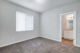 21418 Sir Walter Ln-Unit -21502 in San Antonio, TX - Building Photo - Building Photo